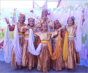 Dashain traditioneller Tanz in Gewändern