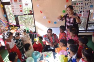 KiTa-Kinder feiern Geburtstag und den Besuch der ehemaligen KiTa-Kinder