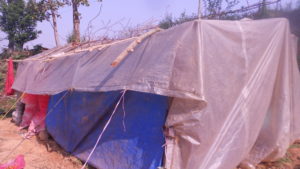 In diesem Zelt haben Suman und seine Familie während der letzten 1 1/2 Jahre gelebt