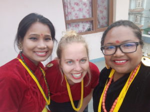 Lata, Kathrin und Ritu in traditioneller Kleidung